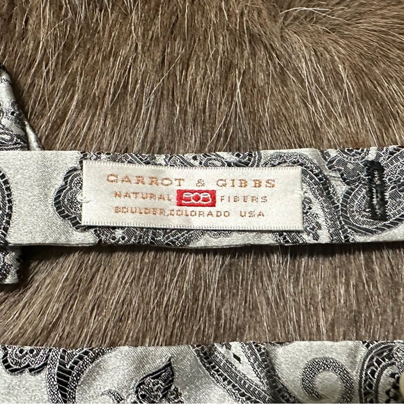 NWT Carrot & Gibbs Grey & Black Paisley 100% Silk Bow Tie - Picture 9 of 10
